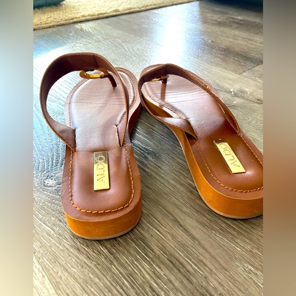 Brown Aldo Sandals With Gold Between Toe (6.5) - Picture 2 of 4